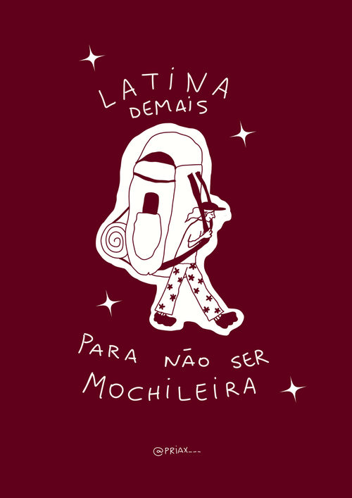 Quadro decorativo 'Latina' de Priscila Maciel. Ilustração de uma mulher mochileira em traço branco sobre fundo bordô, com a frase 'Latina demais para não ser mochileira'.