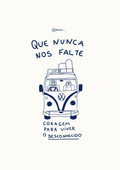 Ilustração minimalista em azul e branco de uma Kombi vista de frente, com uma mulher sorridente dirigindo e um cachorro ao seu lado. Acima, a frase 'QUE NUNCA NOS FALTE' e abaixo 'CORAGEM PARA VIVER O DESCONHECIDO'.