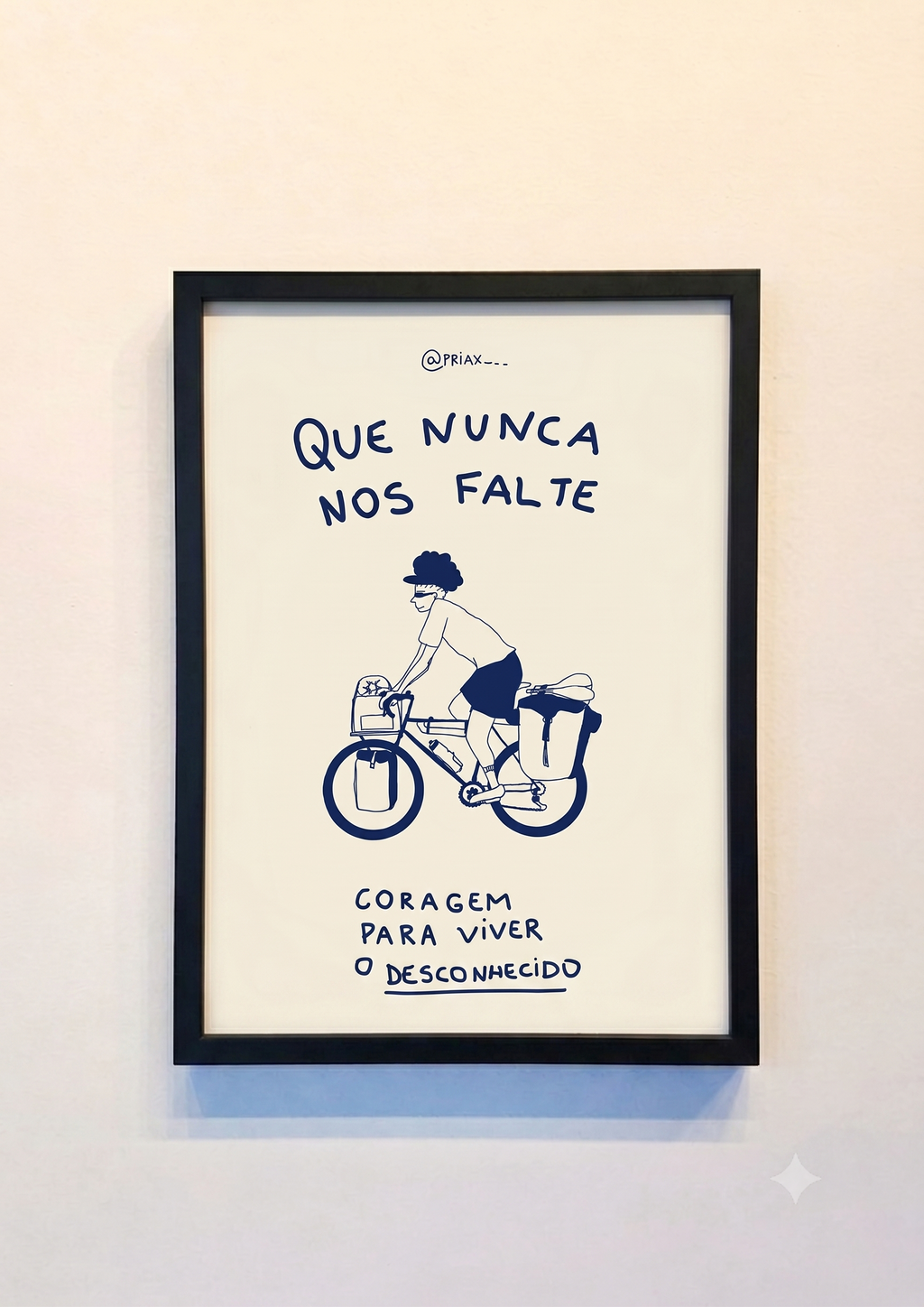 Ilustração minimalista em azul e branco de um ciclista com bagagens em uma bicicleta, com a frase 'Que Nunca Nos Falte Coragem para Viver o Desconhecido' acima e abaixo do desenho.
