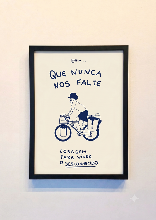 Ilustração minimalista em azul e branco de um ciclista com bagagens em uma bicicleta, com a frase 'Que Nunca Nos Falte Coragem para Viver o Desconhecido' acima e abaixo do desenho.