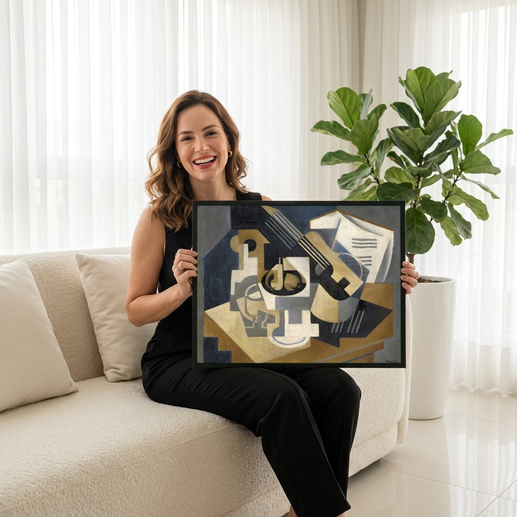 Quadro Decorativo Natureza-morta Cubista - Juan Gris | modelo apresentando o quadro emoldurado