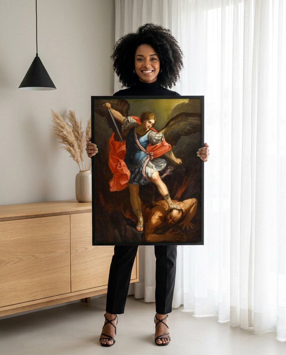 Quadro Decorativo Arcanjo Miguel Derrotando o Diabo - Guido Reni | modelo apresentando o quadro emoldurado