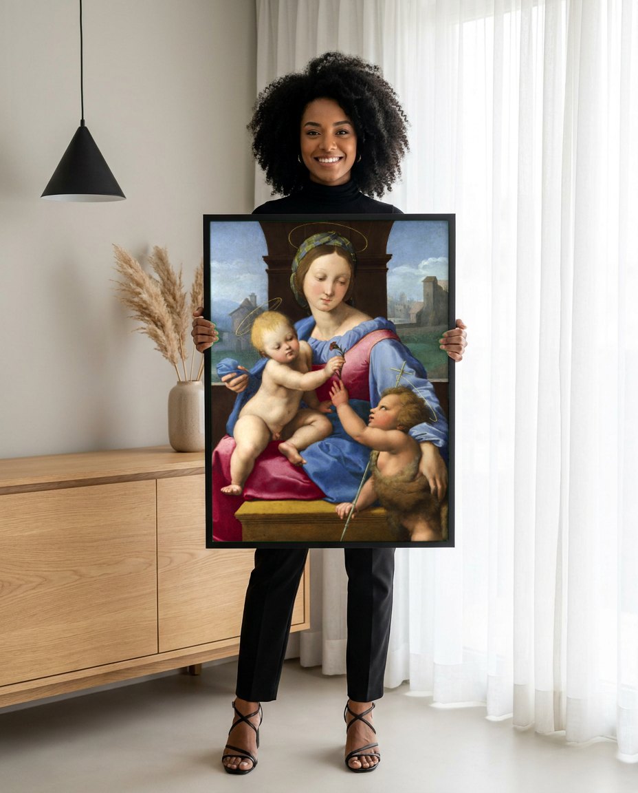 Quadro Decorativo Madonna della Seggiola - Raffaello | modelo apresentando o quadro emoldurado