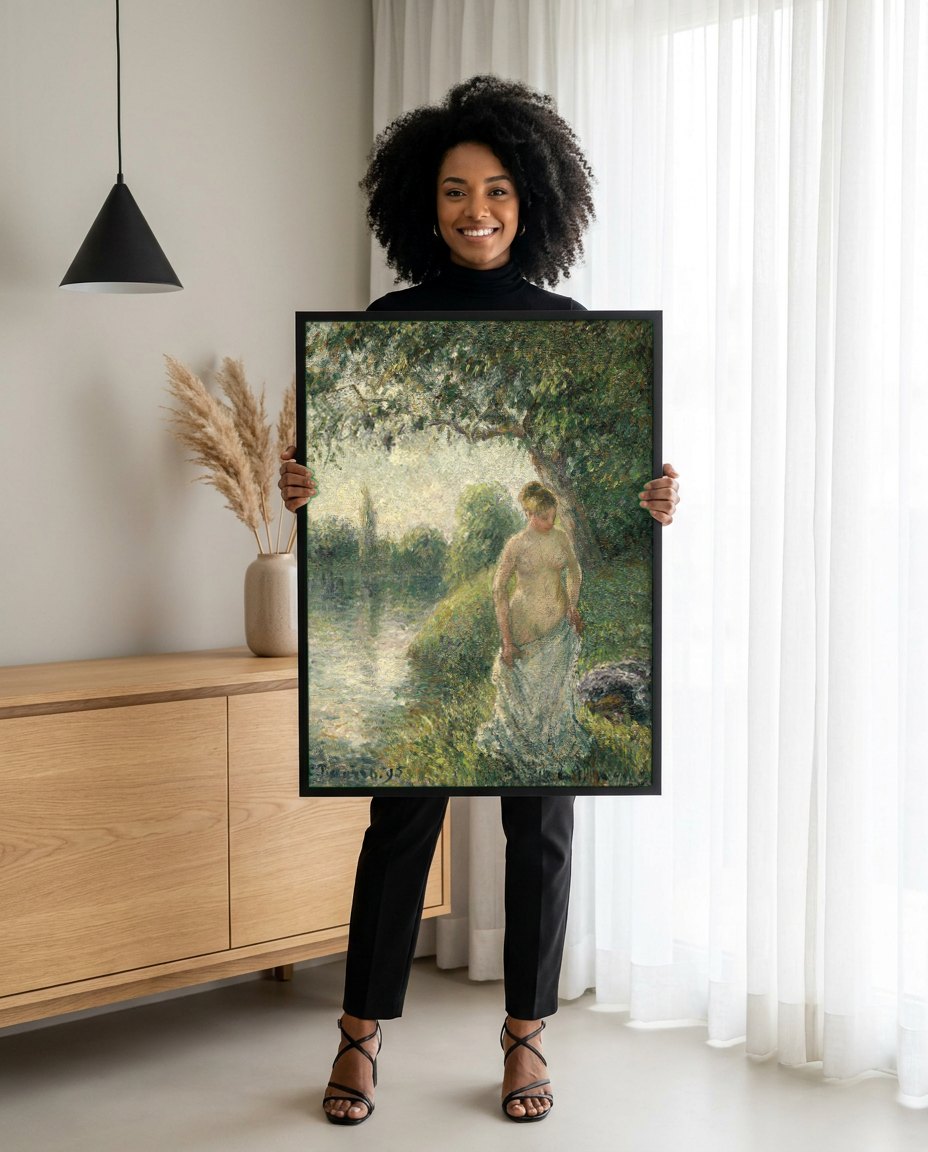 Quadro Decorativo Nudez e Natureza - Pissarro | modelo apresentando o quadro emoldurado