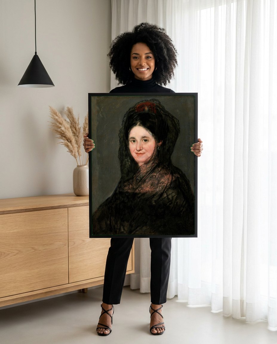Quadro Decorativo 'A Dama de Preto' - Goya | modelo apresentando o quadro emoldurado