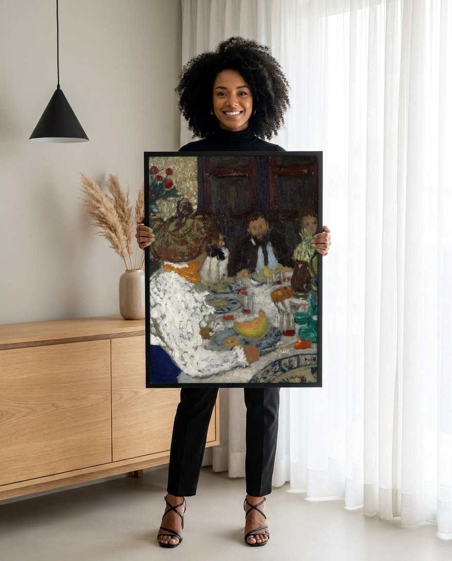 Quadro Decorativo A Mesa de Jantar - Édouard Vuillard | modelo apresentando o quadro emoldurado