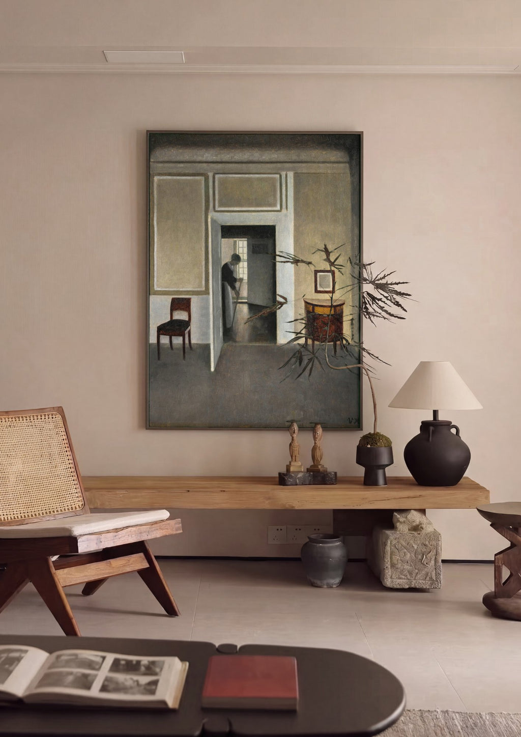 Quadro Decorativo Interior com Mulher Varrrendo - Vilhelm Hammershøi | quadro emoldurado na parede