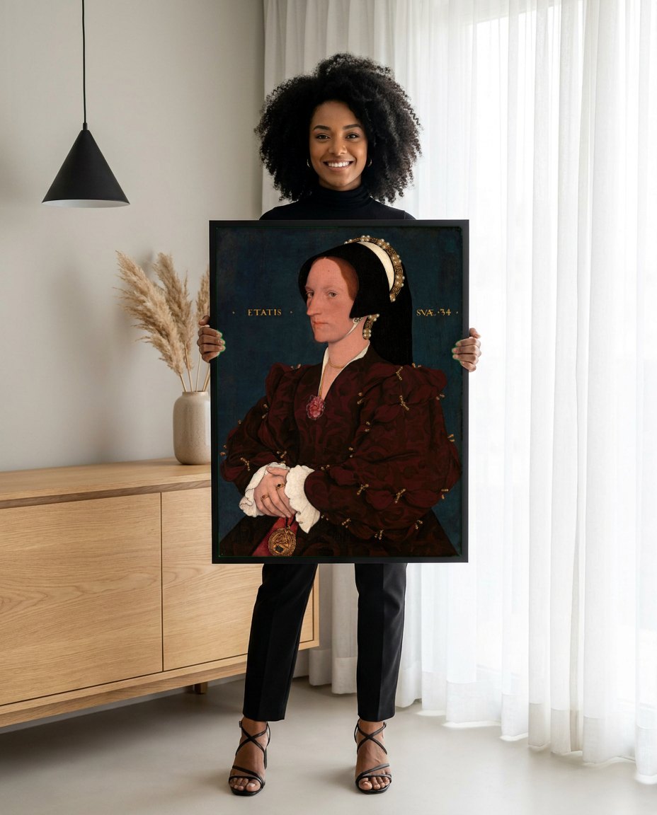 Quadro Decorativo Retrato de uma Senhora - Hans Holbein, o Jovem | modelo apresentando o quadro emoldurado