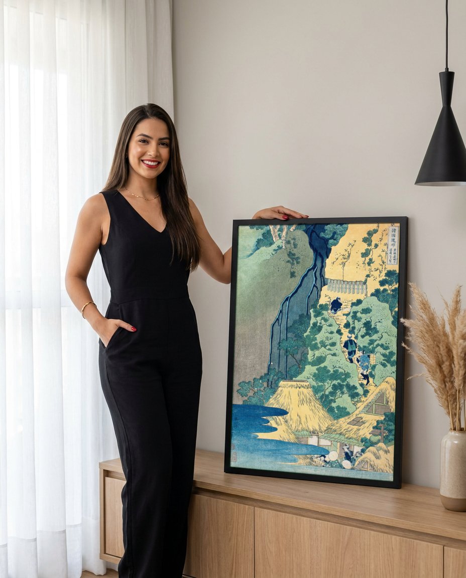 Quadro Decorativo A Cachoeira de Amida - Hokusai com modelo em ambiente