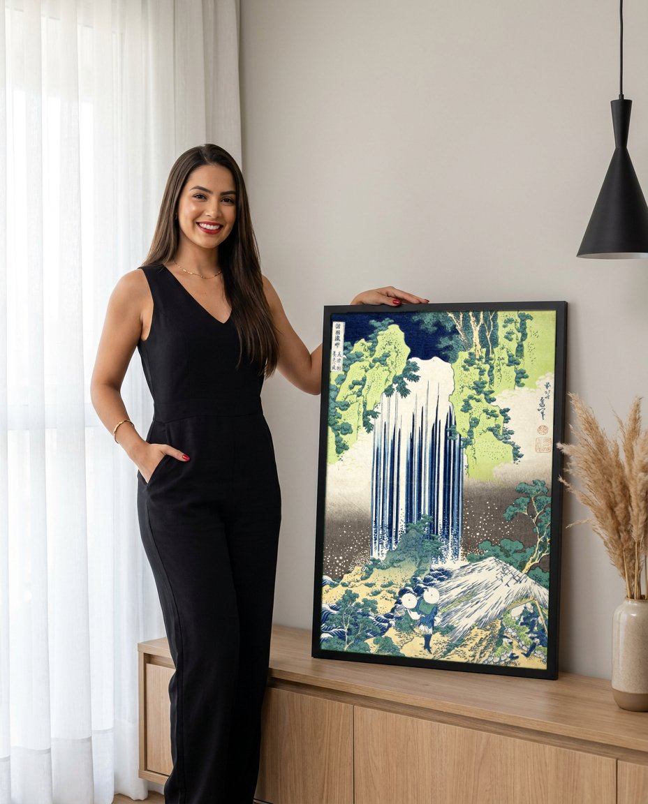 Quadro Decorativo A Cachoeira de Amida - Hokusai com modelo em ambiente