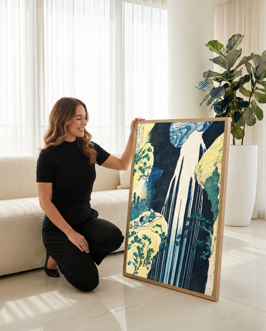 Quadro Decorativo A Cachoeira de Amida - Hokusai com modelo em ambiente