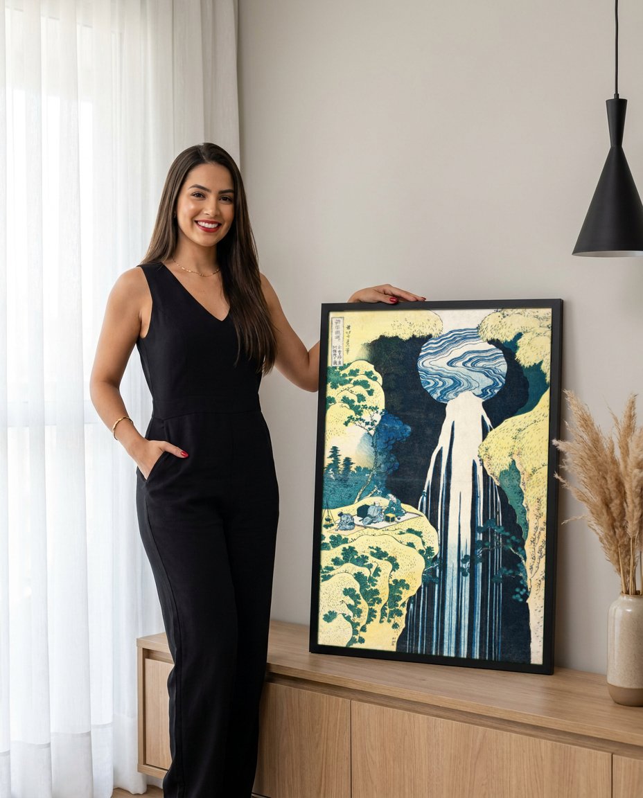 Quadro Decorativo A Cachoeira de Amida - Hokusai com modelo em ambiente