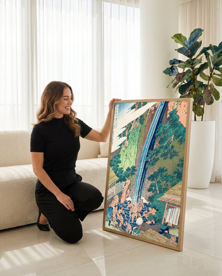 Quadro Decorativo A Cachoeira de Amida - Hokusai com modelo em ambiente