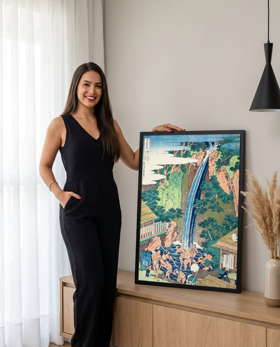 Quadro Decorativo A Cachoeira de Amida - Hokusai com modelo em ambiente