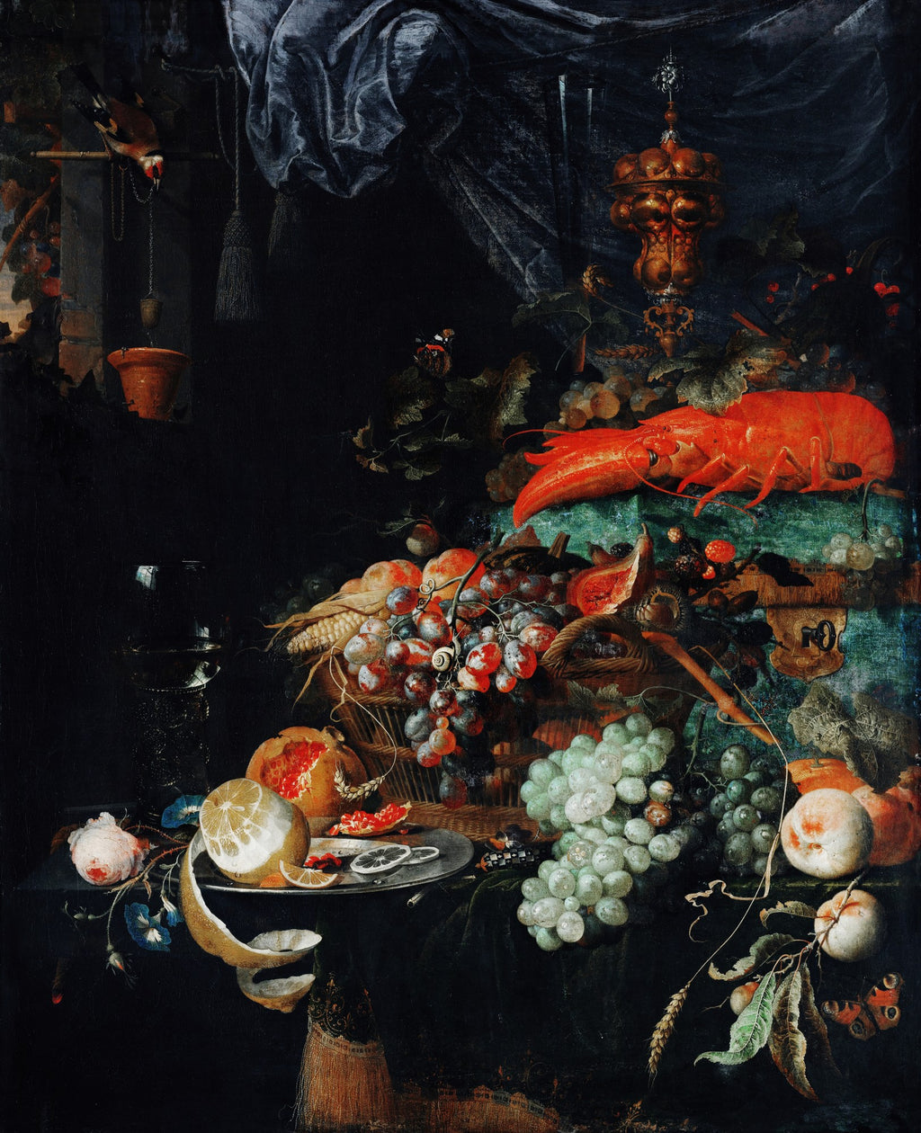 Quadro decorativo de natureza-morta barroca com lagosta vermelha, uvas, frutas diversas como romãs e limões, e elementos como um copo de vinho, borboletas e um pássaro, em fundo escuro, atribuído a Abraham Mignon.
