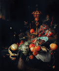 Quadro decorativo de natureza-morta com frutas e objetos de luxo em fundo escuro, atribuído a Abraham Mignon, com uvas, maçãs, figos, uma laranja descascada, um cálice dourado e uma borboleta. A luz ilumina os objetos, criando um contraste dramático.
