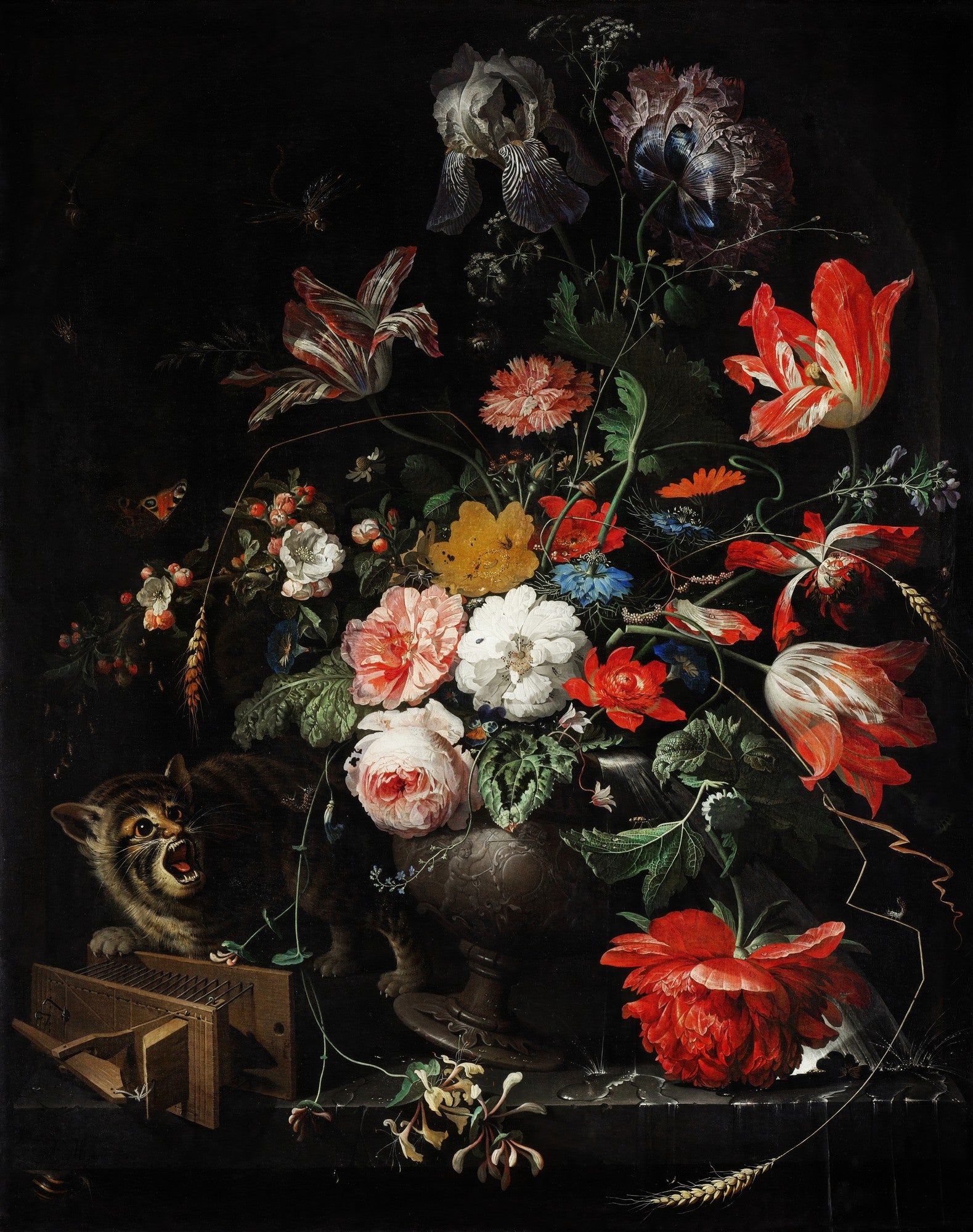 Quadro decorativo com natureza-morta de flores em um vaso escuro, com um gato miando ao lado de uma armadilha para ratos, em fundo preto. Atribuído a Abraham Mignon.
