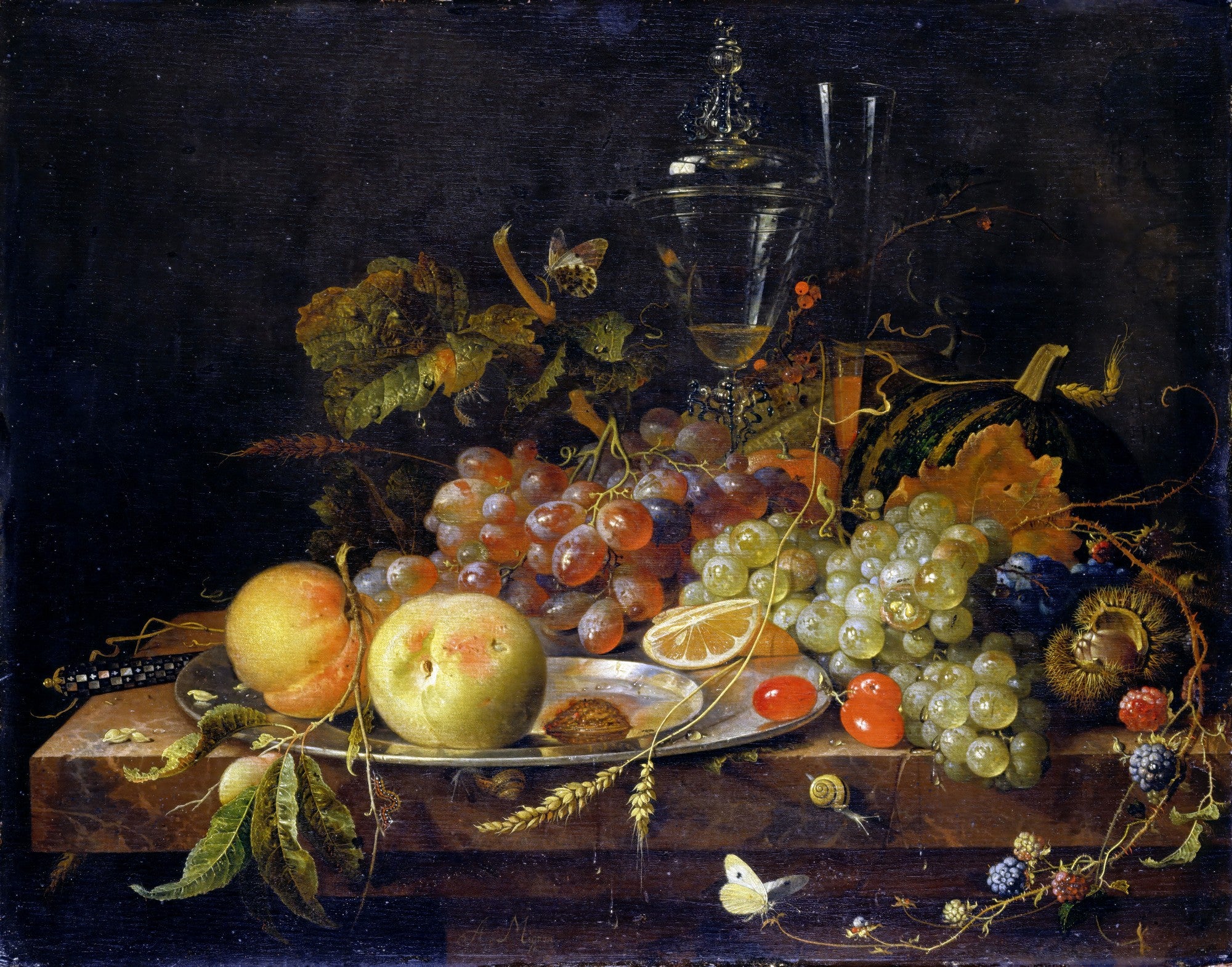 Quadro decorativo natureza-morta com frutas, uvas, pêssegos, abóbora e borboletas sobre uma mesa de madeira escura, estilo barroco holandês, de Abraham Mignon.