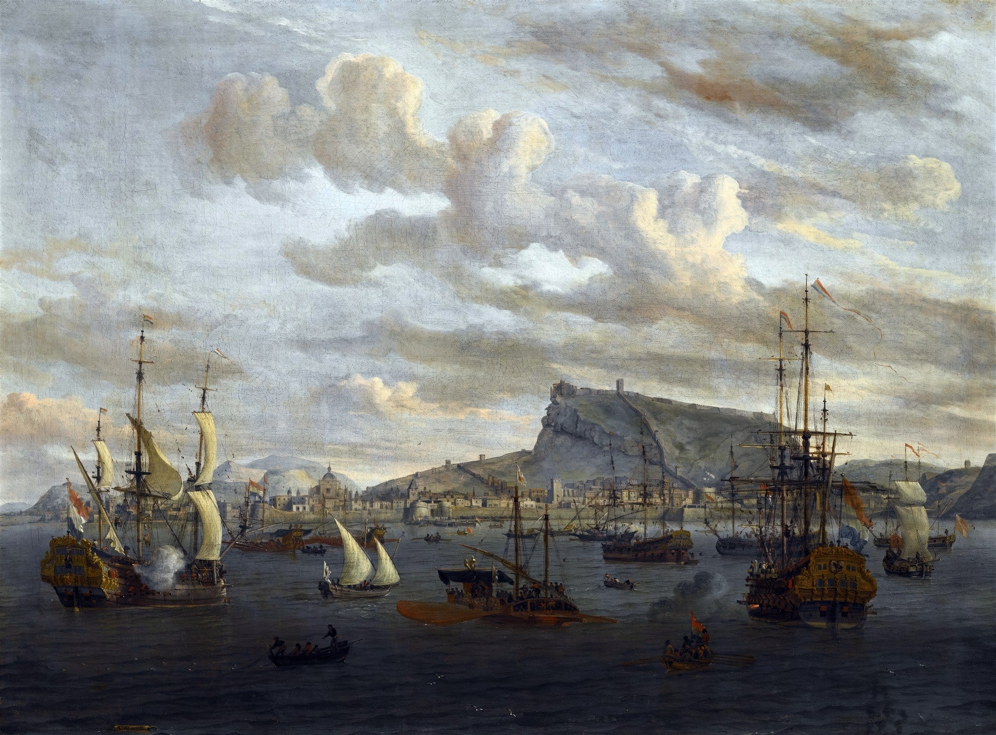Quadro decorativo de uma vista de porto com múltiplos navios à vela e barcos menores, com uma cidade e montanha ao fundo sob um céu nublado. Atribuído a Abraham Storck.