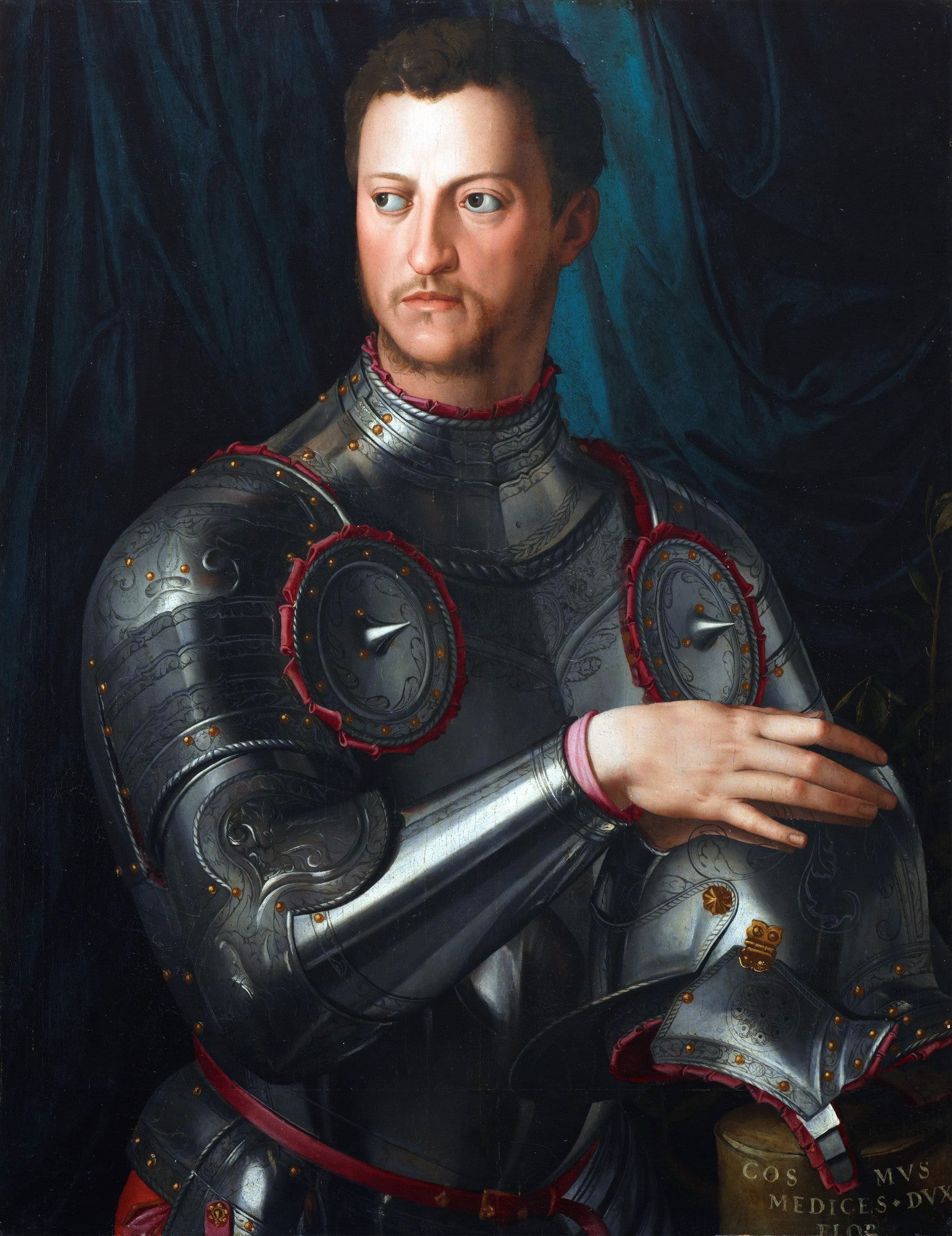 Retrato em óleo de Cosimo I de' Medici, Duque de Florença, pintado por Agnolo Bronzino, mostrando-o em armadura brilhante sobre um fundo escuro e cortina azul.