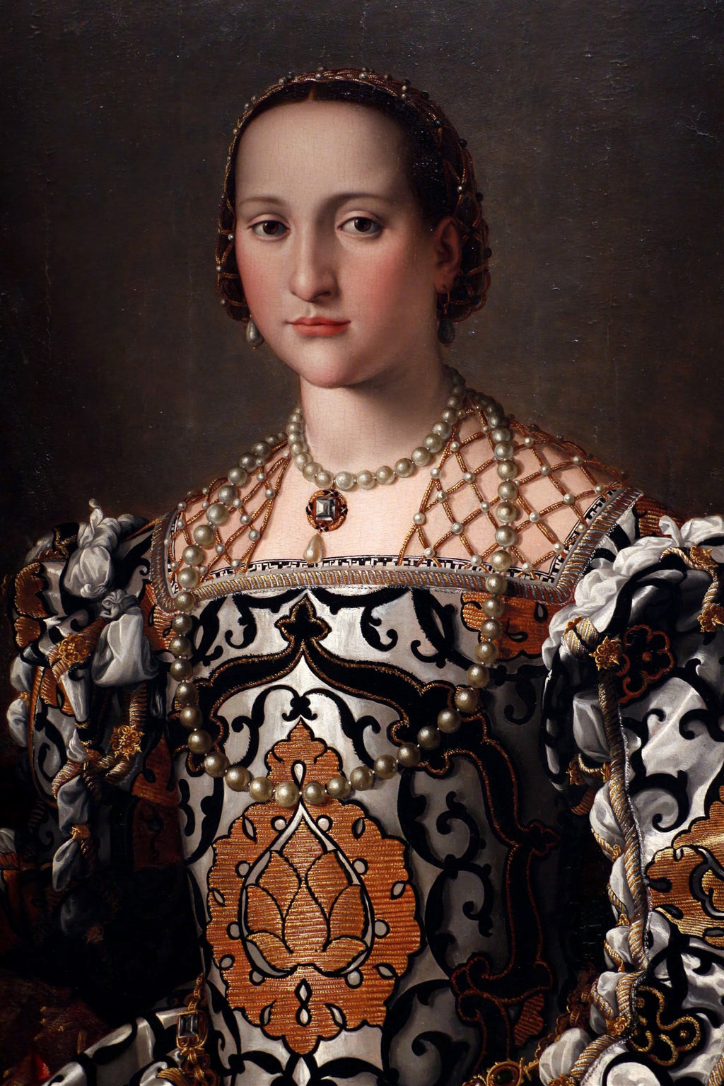 Retrato de uma dama renascentista com vestido bordado e joias de pérolas, pintado por Bronzino.