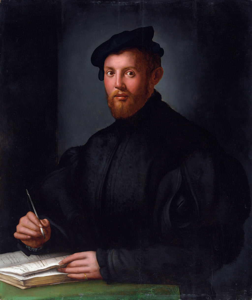 Retrato de um jovem ruivo com barba, usando boina preta e roupa escura, escrevendo em um livro com uma pena. A obra é de Agnolo Bronzino e apresenta um fundo escuro e uma mesa verde.