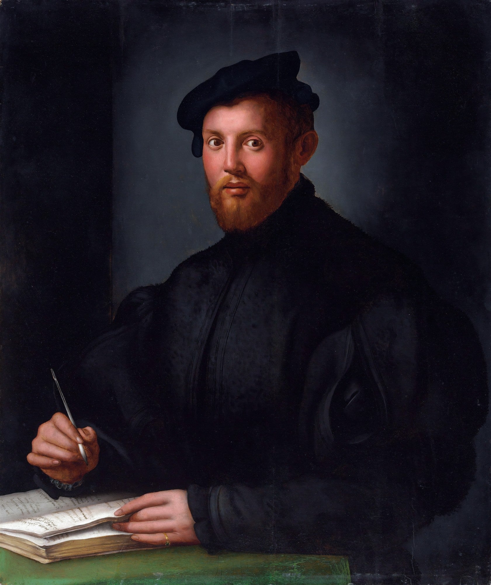 Retrato de um jovem ruivo com barba, usando boina preta e roupa escura, escrevendo em um livro com uma pena. A obra é de Agnolo Bronzino e apresenta um fundo escuro e uma mesa verde.