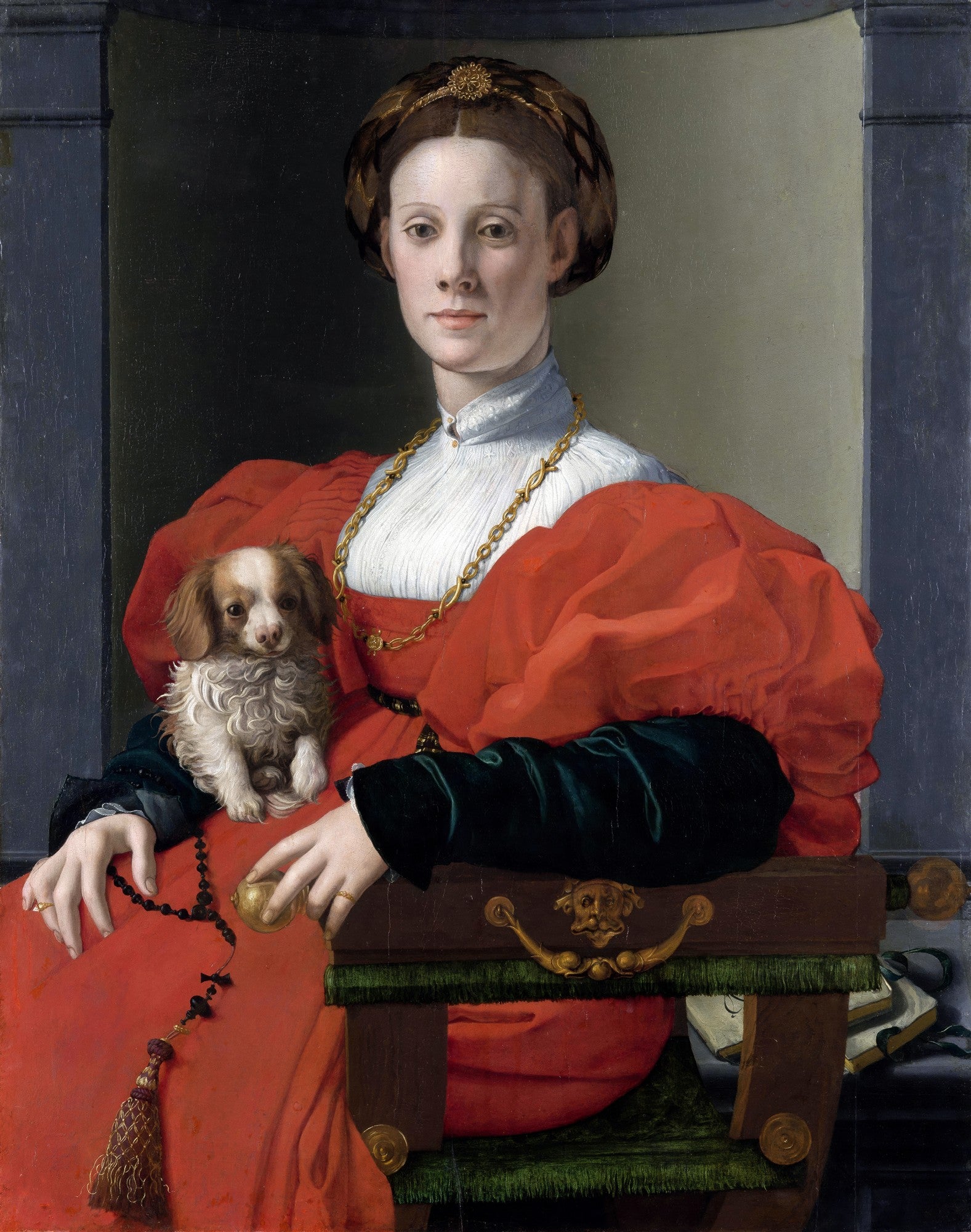 Retrato de uma dama renascentista com um cãozinho no colo, vestindo roupas vermelhas suntuosas, atribuído a Bronzino. Imagem em tons de vermelho, branco e verde escuro.