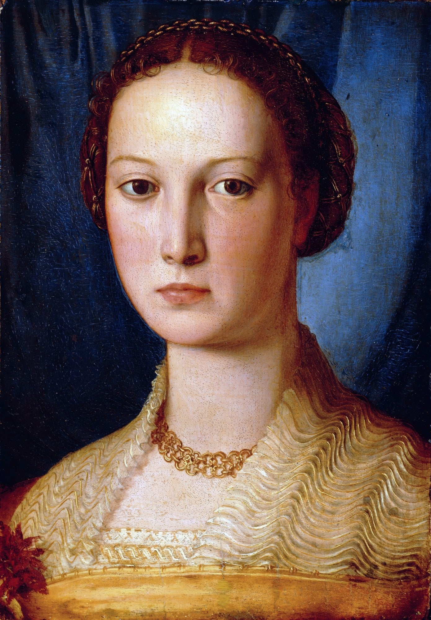 Retrato de uma jovem dama renascentista, com pele clara, cabelo castanho-avermelhado preso e um colar dourado, sobre um fundo azul escuro. A obra é atribuída a Agnolo Bronzino.