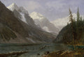 Pintura de paisagem montanhosa com lago sereno e picos nevados por Albert Bierstadt. Árvores secas e troncos flutuando na água escura, montanhas rochosas ao fundo com neve no topo e céu nublado.