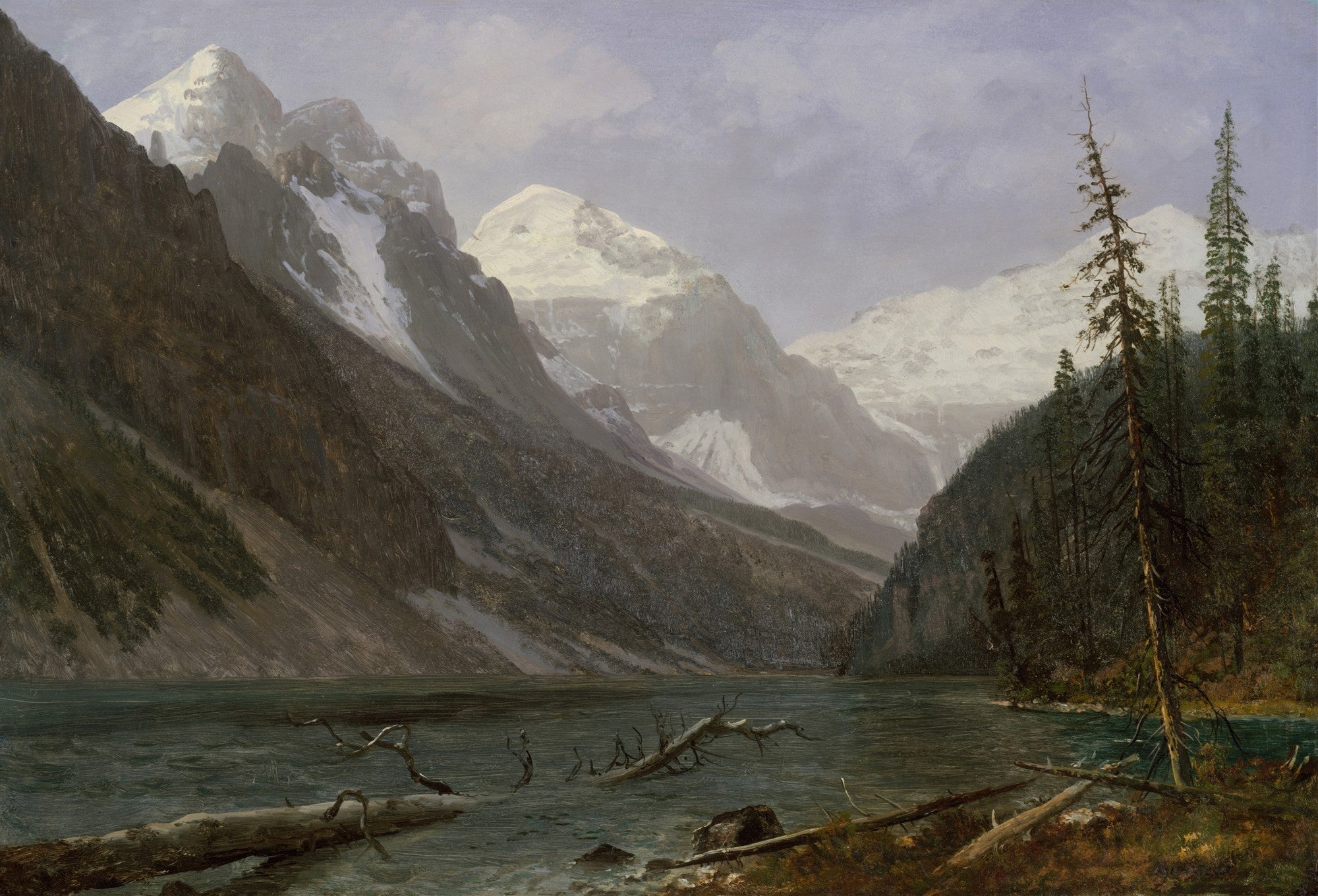 Pintura de paisagem montanhosa com lago sereno e picos nevados por Albert Bierstadt. Árvores secas e troncos flutuando na água escura, montanhas rochosas ao fundo com neve no topo e céu nublado.