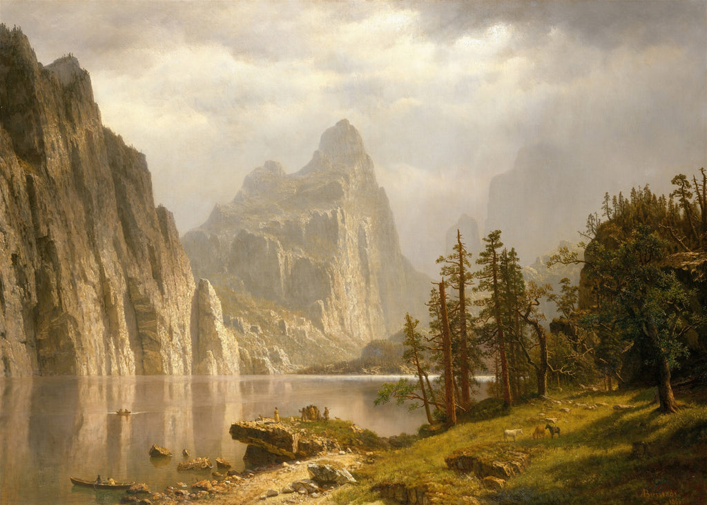 Pintura a óleo de Albert Bierstadt, 'Lake Tahoe', mostrando um lago calmo cercado por montanhas rochosas imponentes sob um céu claro com nuvens esparsas. Pequenas embarcações e figuras humanas são visíveis no lago e na margem. Árvores coníferas densas cobrem parte da encosta direita, e a luz ilumina as faces das montanhas.