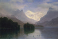 Quadro decorativo 'Lake Tahoe' de Albert Bierstadt, representando um lago calmo cercado por montanhas majestosas e uma pequena ilha com árvores.