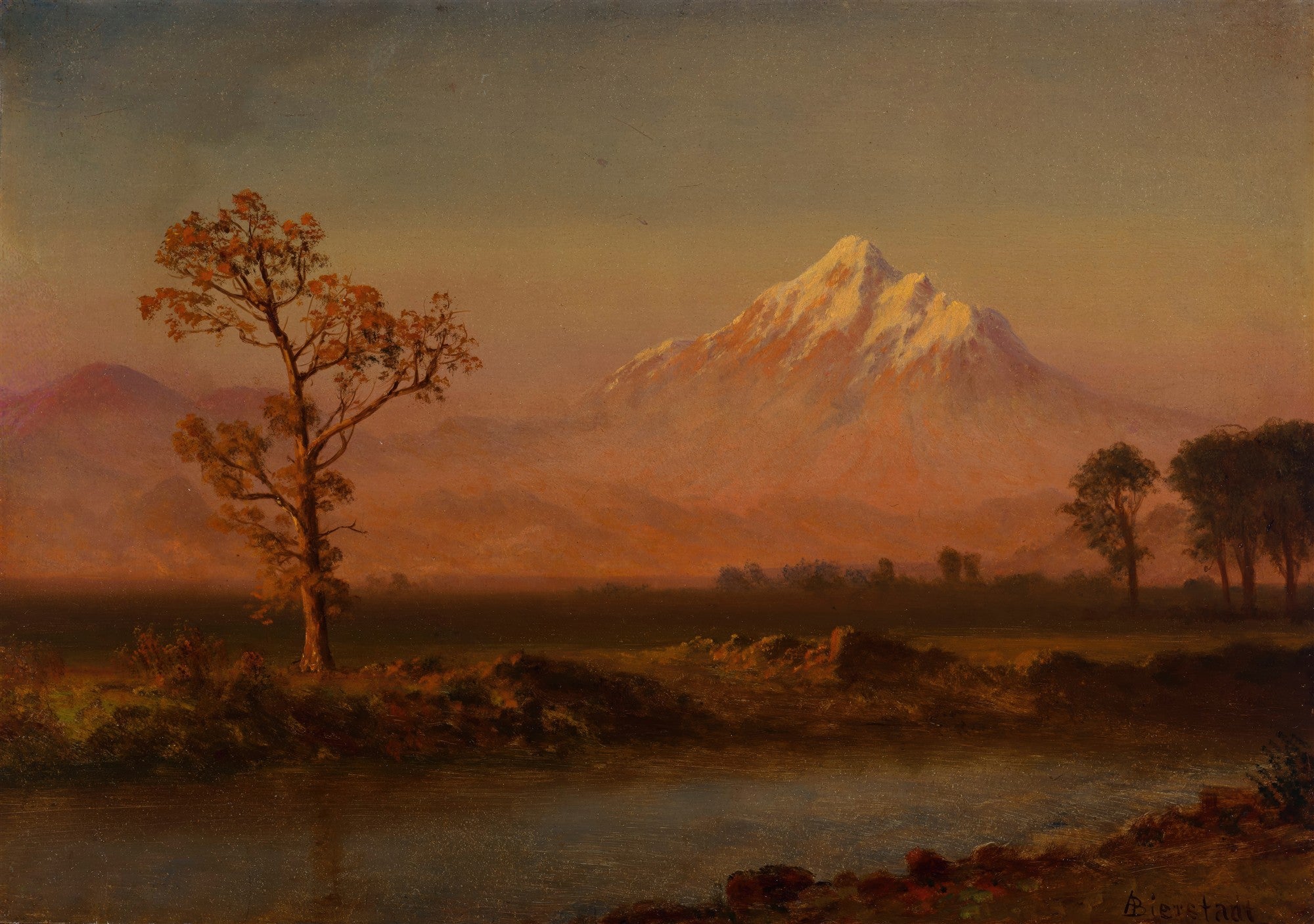 Paisagem serena de Albert Bierstadt com montanha nevada iluminada pelo pôr do sol, rio e árvore solitária, em tons de laranja e azul.