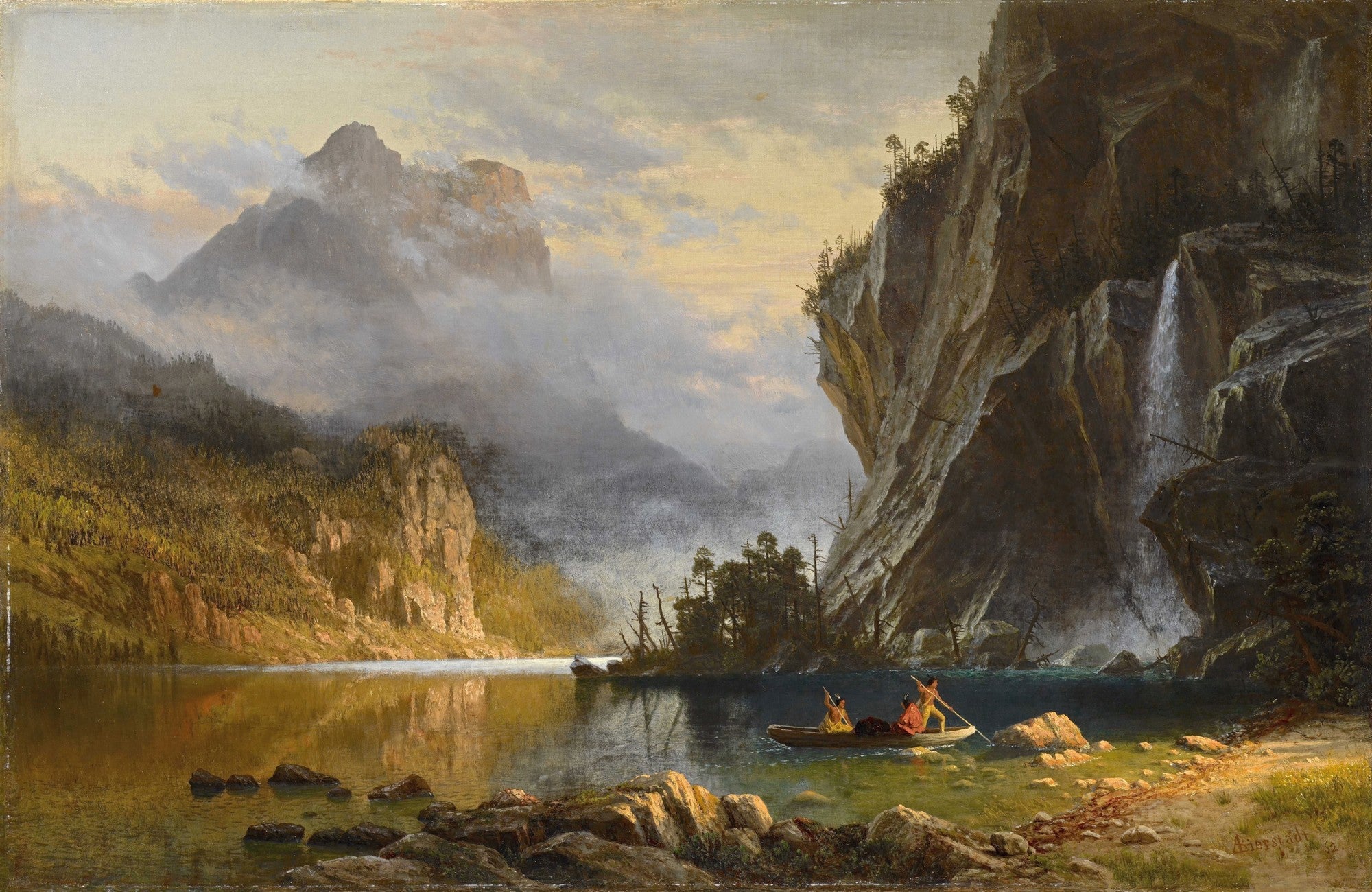Uma pintura a óleo de Albert Bierstadt retratando uma paisagem montanhosa e lacustre. O lago calmo reflete as montanhas e o céu nublado. Uma cachoeira desce de um penhasco rochoso à direita. No centro do lago, dois nativos americanos em uma canoa observam a paisagem. A luz dourada do sol permeia a neblina, iluminando os picos distantes.