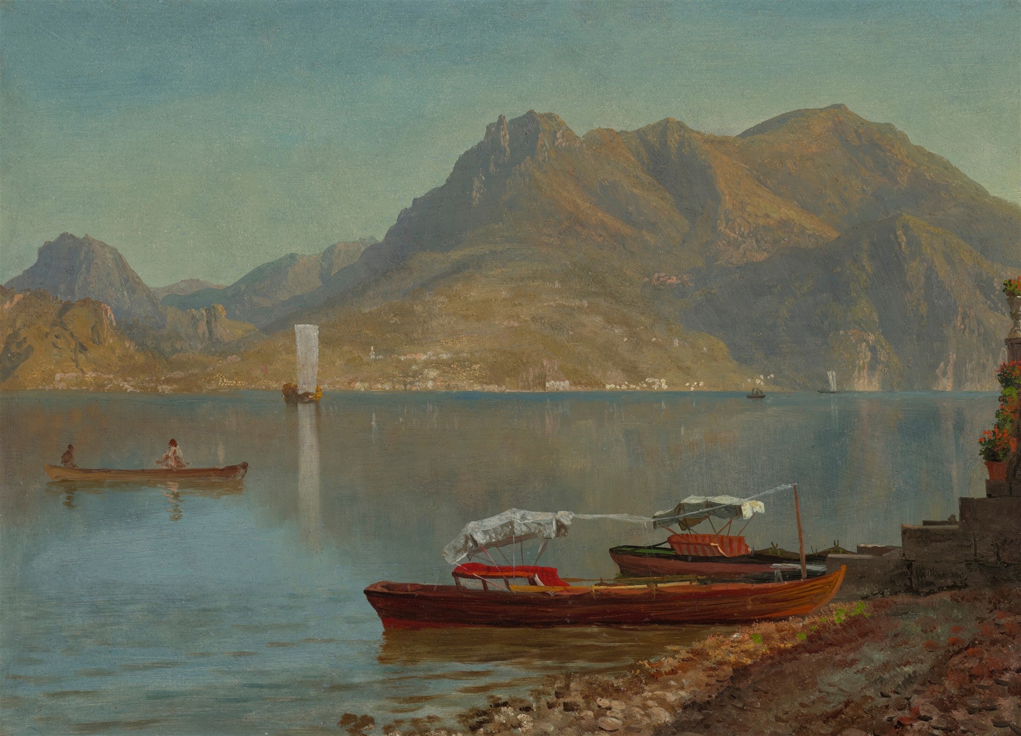 Pintura a óleo de Albert Bierstadt retratando um lago calmo com montanhas ao fundo, barcos na água e vegetação à margem direita, sob um céu azul claro.