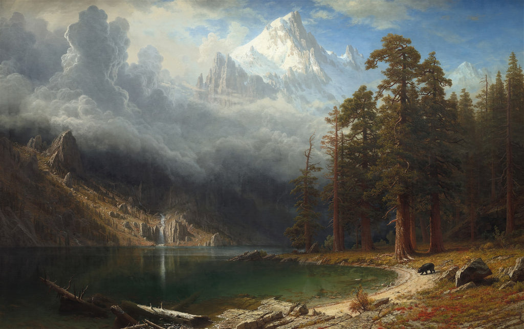 Pintura a óleo de Albert Bierstadt mostrando um lago sereno cercado por montanhas rochosas e uma densa floresta de pinheiros. Nuvem baixa cobre parte das montanhas, com um urso preto na margem do lago.