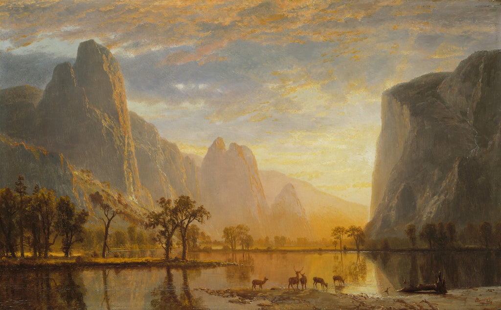 Pintura a óleo de Albert Bierstadt, 'Vale de Yosemite', retratando um pôr do sol dourado sobre montanhas imponentes refletidas em um lago calmo, com cervos pastando na margem.
