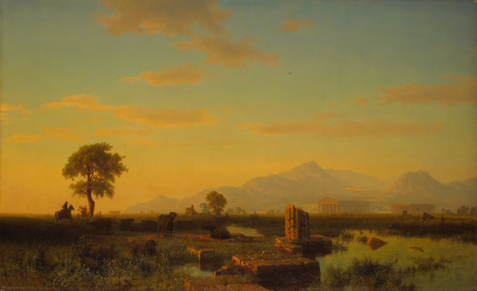 Pintura a óleo de Albert Bierstadt 'Campo Romano ao Pôr do Sol' mostrando uma vasta paisagem com ruínas clássicas, montanhas ao fundo, um rio sinuoso e figuras de pessoas e animais sob um céu dourado e azul de crepúsculo.
