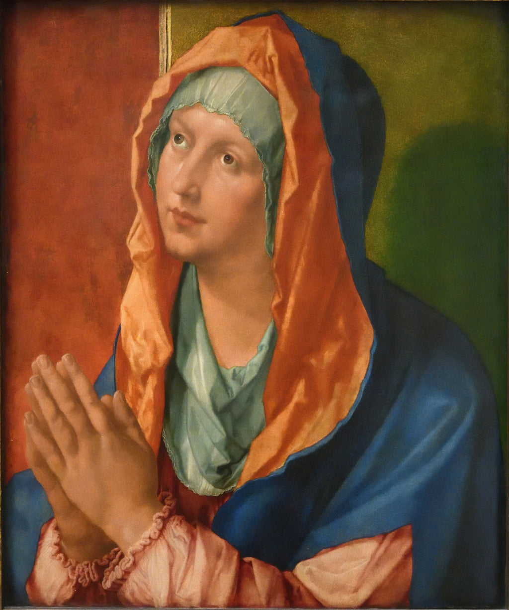 Quadro decorativo da Virgem Maria em oração, atribuída a Albrecht Dürer, com manto azul, véu laranja e fundo verde e vermelho. As mãos estão postas em prece e o olhar está elevado.
