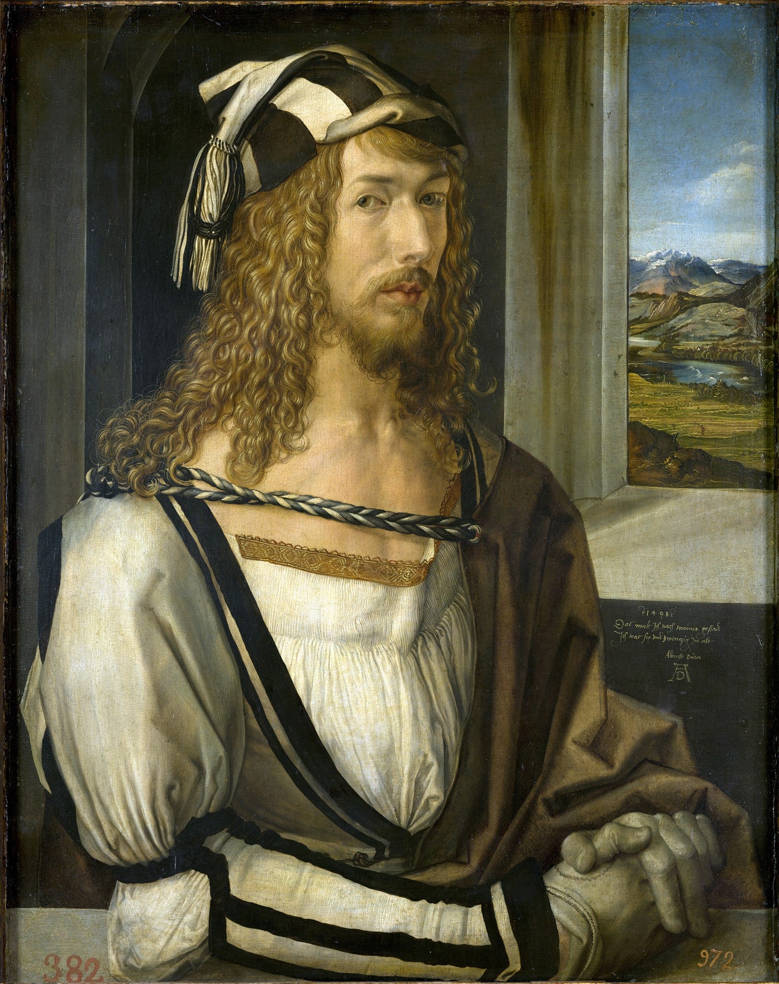 Autorretrato de Albrecht Dürer, jovem com cabelos longos e loiros, barba, chapéu listrado preto e branco, camisa branca e capa marrom, olhando para o observador, com uma paisagem montanhosa visível através de uma janela ao fundo.