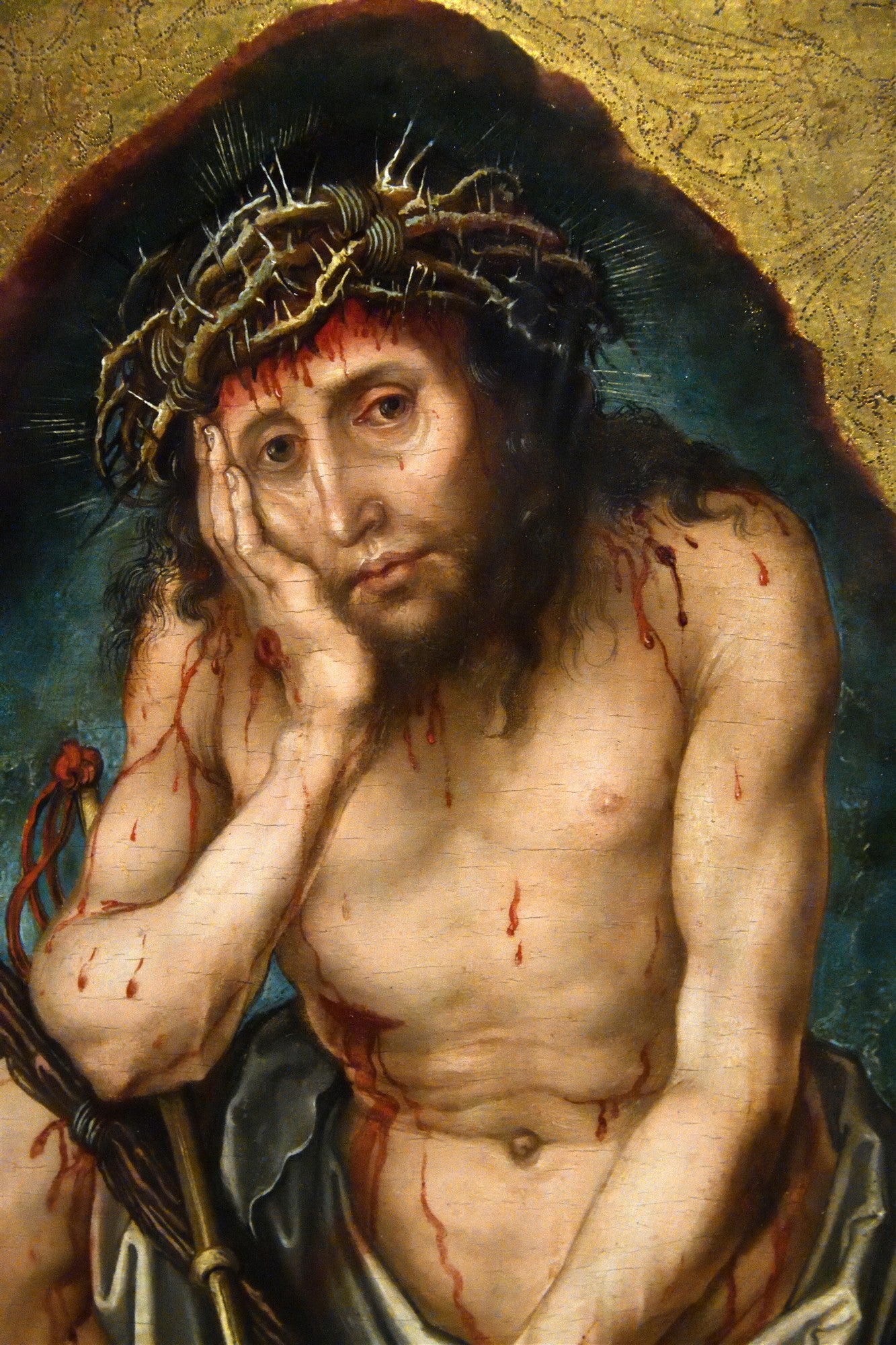 Quadro decorativo mostrando Jesus Cristo com a coroa de espinhos, feridas e gotas de sangue, com expressão de sofrimento e melancolia, atribuído a Albrecht Dürer.