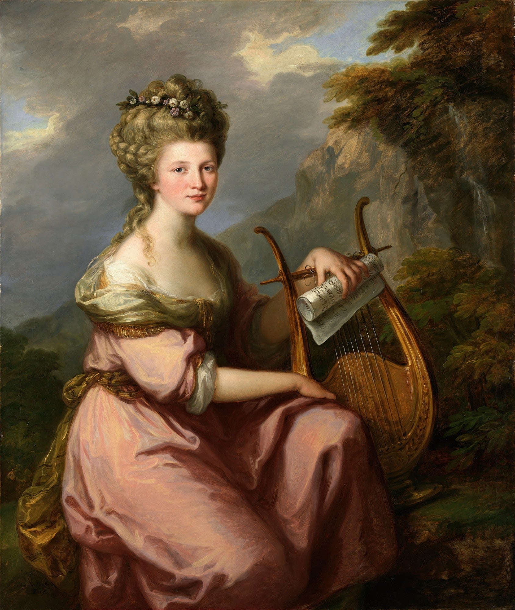 Retrato de uma mulher jovem sentada, com um vestido rosa e detalhes dourados, segurando uma lira e uma partitura. Ao fundo, uma paisagem montanhosa com cachoeira e céu claro. A mulher tem cabelos claros adornados com flores e um olhar sereno. Atribui-se a Angelica Kauffmann.