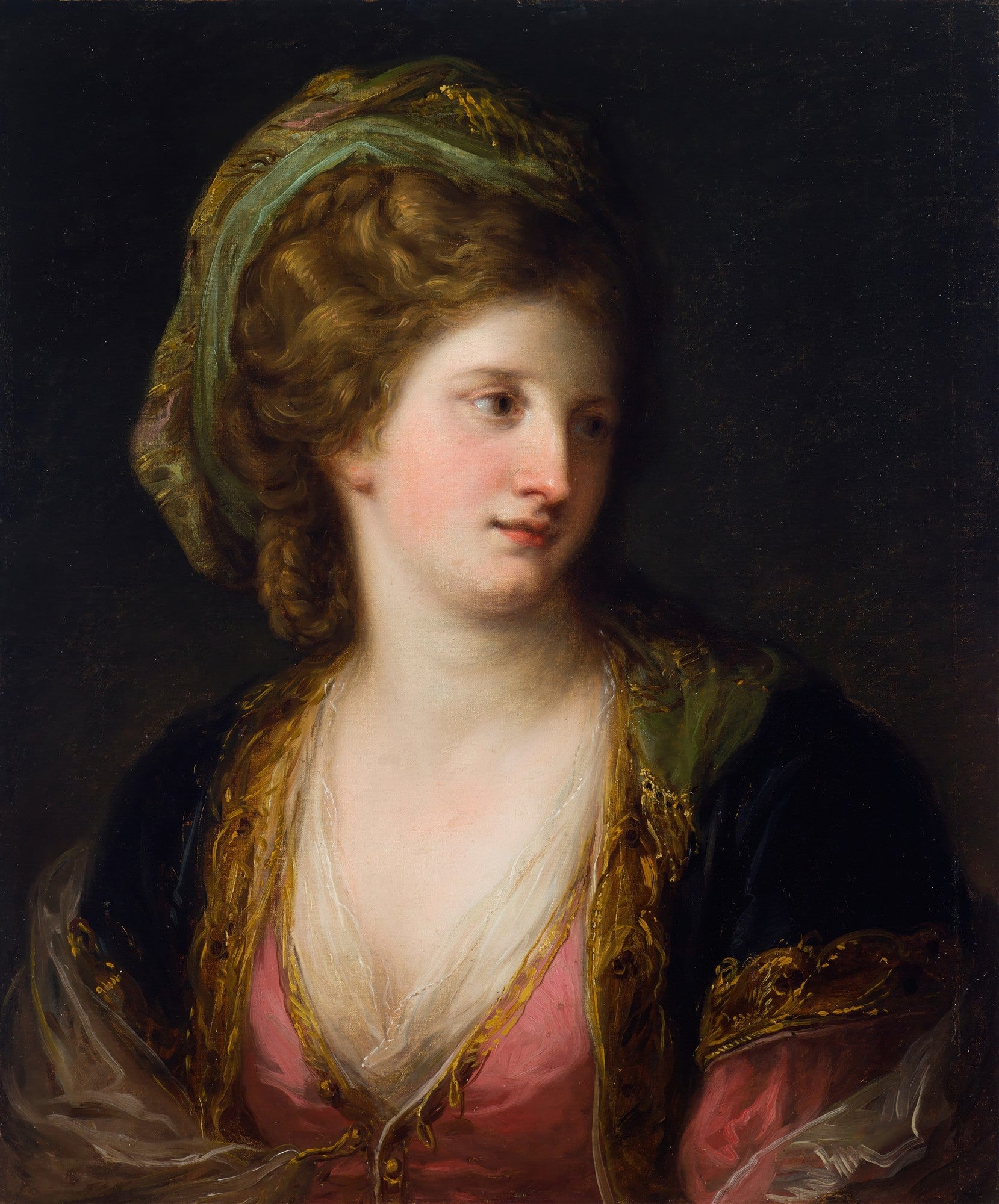 Retrato de busto de uma jovem mulher com cabelos castanhos cacheados e um lenço verde na cabeça, vestindo uma blusa rosa e um casaco azul marinho com detalhes dourados, sobre um fundo escuro.