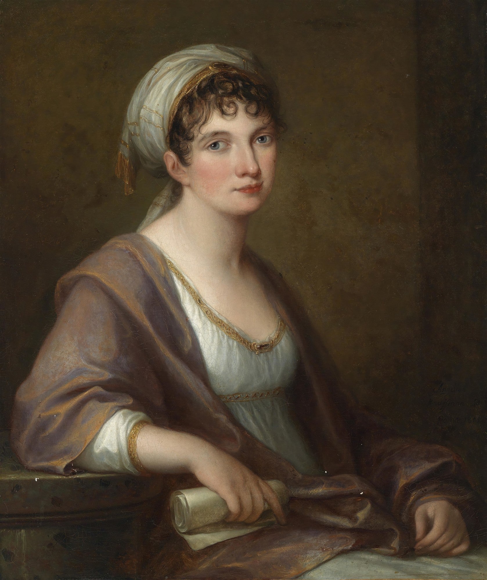 Quadro decorativo com retrato de mulher jovem de cabelos cacheados escuros e olhos azuis, vestindo um turbante claro e um manto lilás sobre um vestido branco, segurando um rolo de papel.