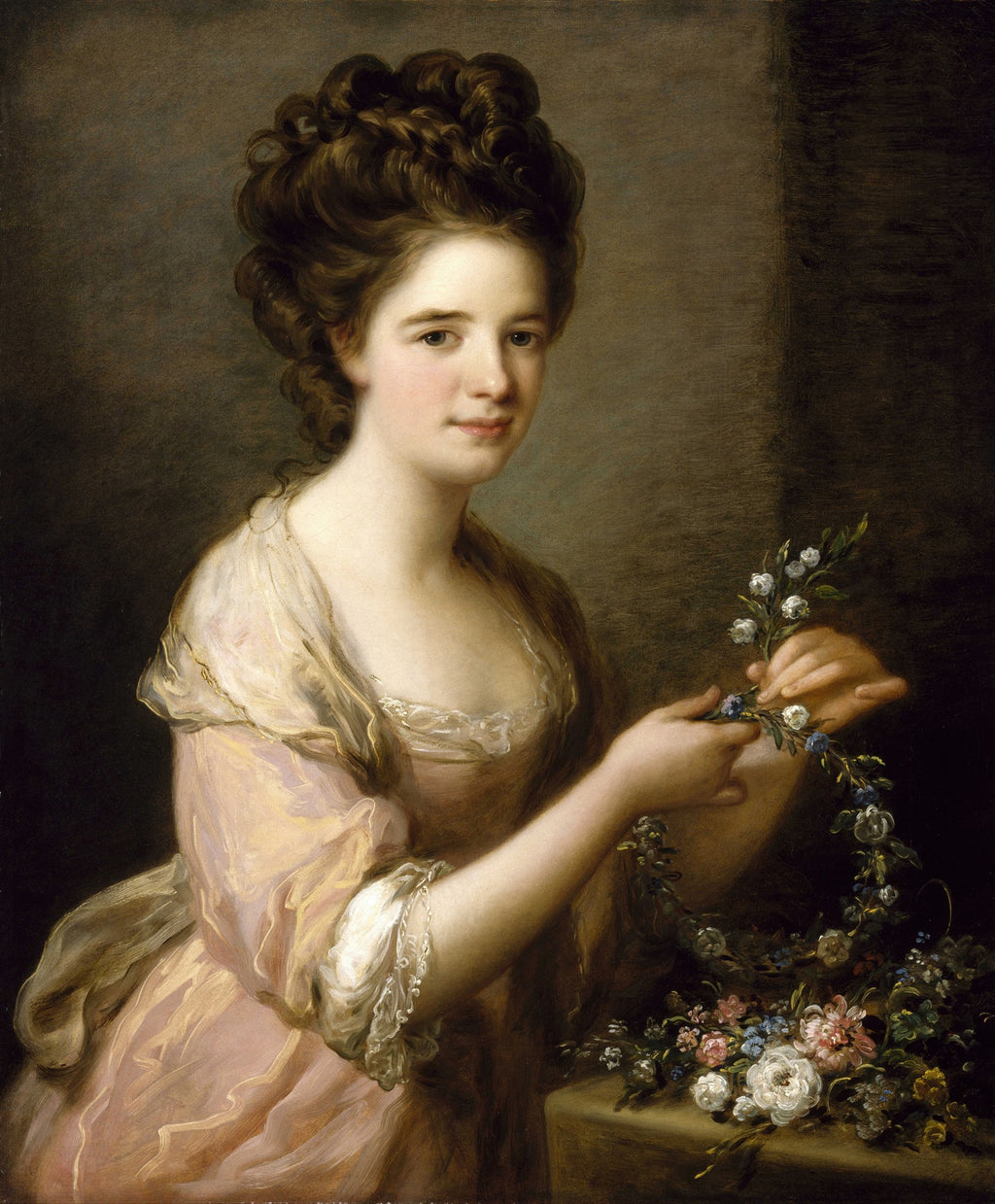 Retrato de uma jovem dama com vestido rosa, cabelo cacheado, fazendo uma guirlanda de flores sobre uma mesa, pintura de Angelica Kauffmann