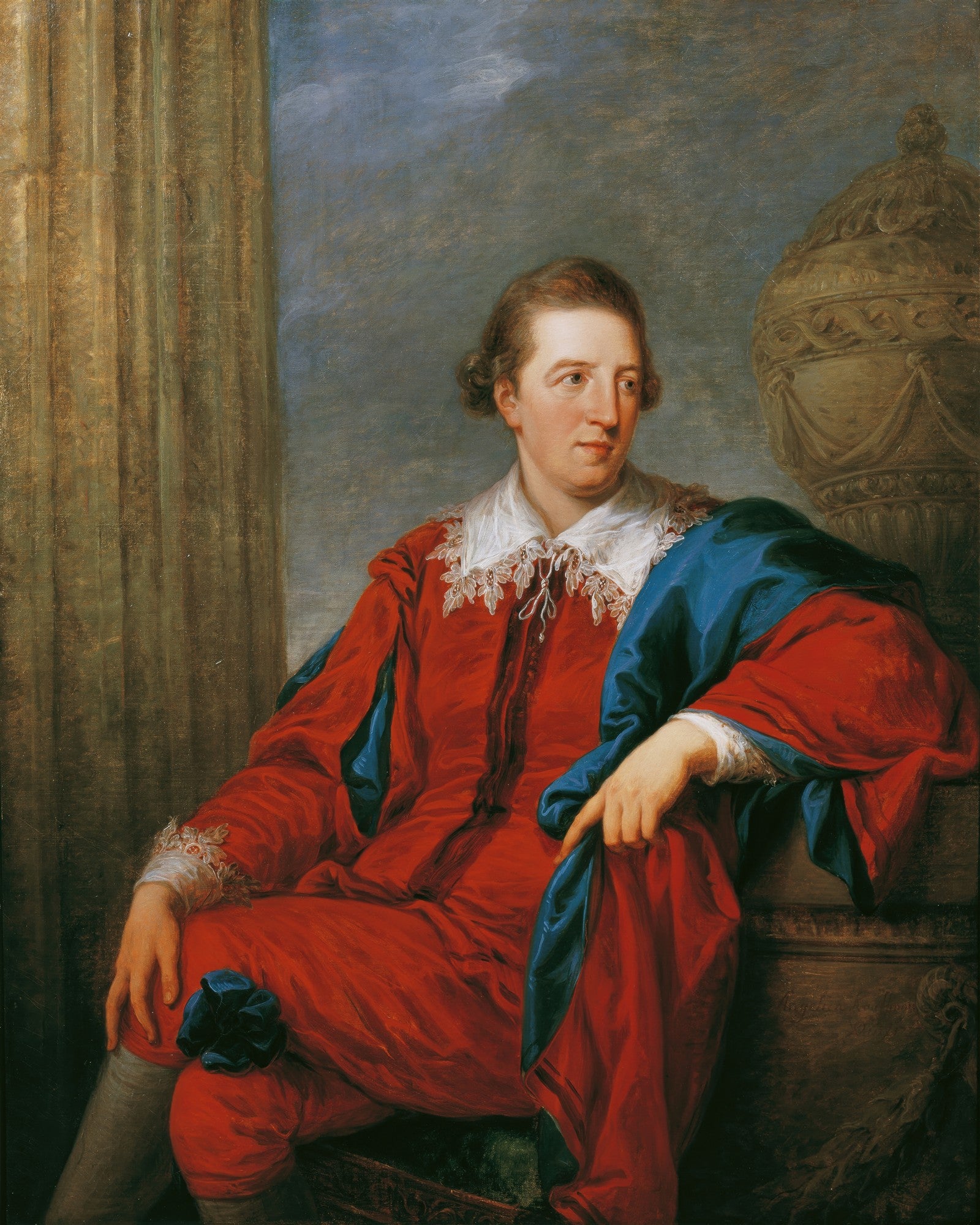 Retrato de um cavalheiro sentado, vestindo um traje vermelho vibrante com detalhes em azul e renda branca, em estilo do século XVIII. Ele tem cabelo castanho claro e um olhar sereno. Ao fundo, uma coluna clássica e um vaso decorativo grande.