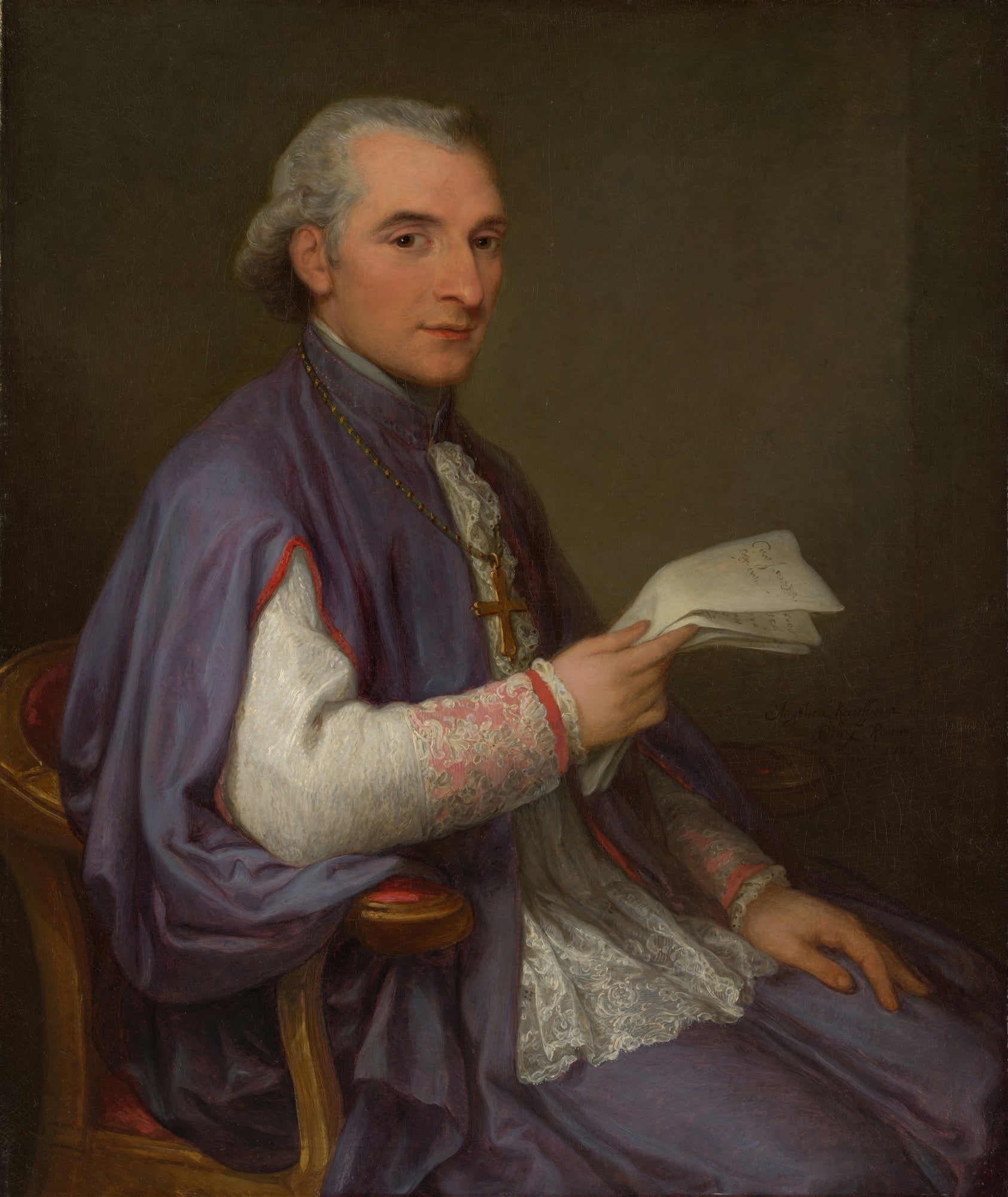 Retrato de um homem de meia-idade, com peruca grisalha e vestes clericais roxas, segurando papéis e olhando para o espectador. Atribuído a Angelica Kauffmann.