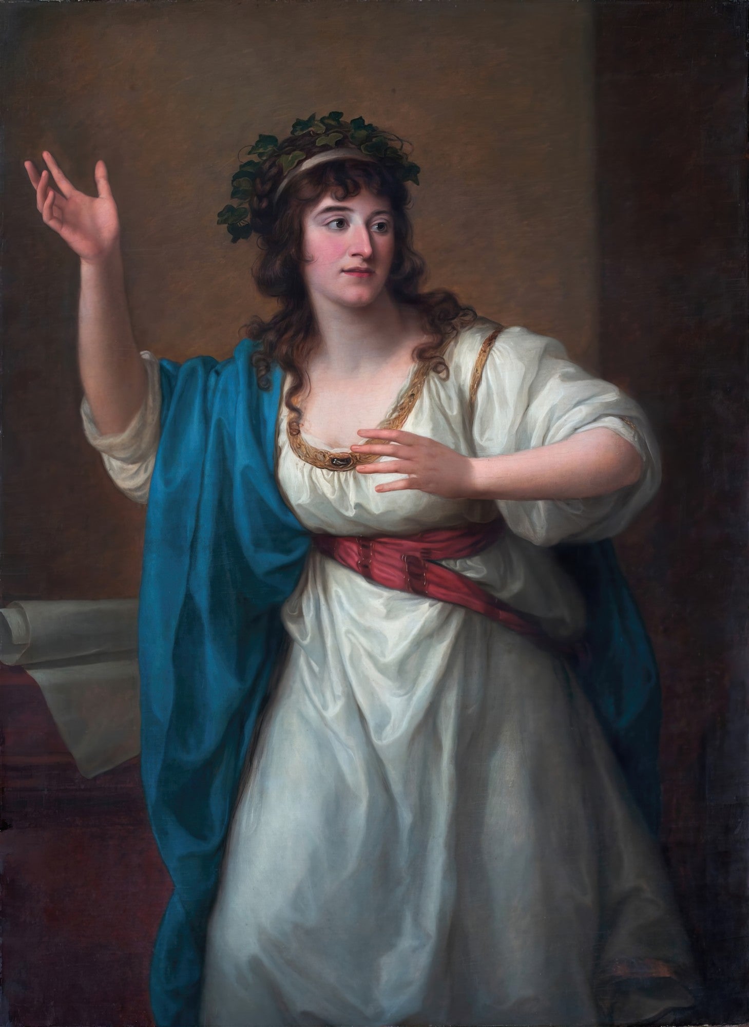 Retrato de uma mulher jovem, com coroa de folhas de hera, vestida com trajes clássicos, em pose dramática, com um braço erguido, em uma pintura de Angelica Kauffmann.