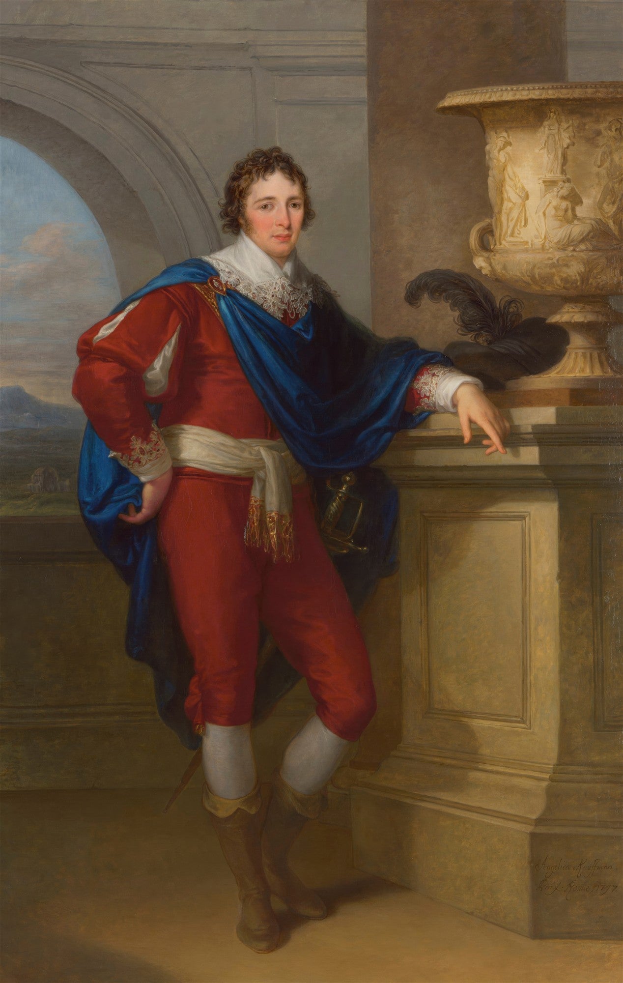 Retrato de corpo inteiro de um jovem nobre de cabelos cacheados, vestindo um traje vermelho vibrante, uma capa azul e detalhes brancos de renda. Ele está apoiado em um pedestal clássico com um vaso ornamentado. A cena sugere um ambiente externo com um arco ao fundo.